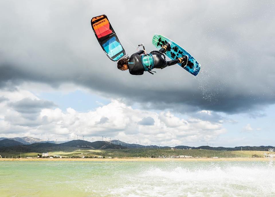 Rider navegando con la cometa de kitesurf Slingshot RPM